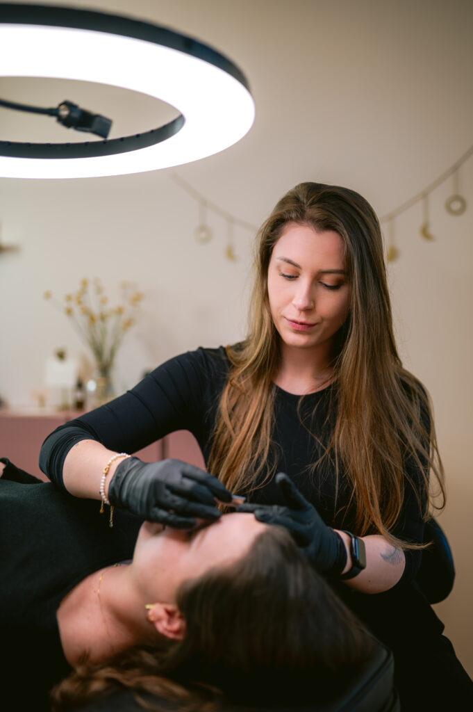 Eva van Powderbrows by Eva aan het werk in de salon in Haarlem